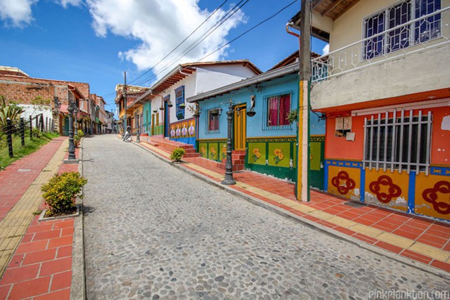Lạc lối ở thị trấn nhiều màu sắc nhất thế giới - Ảnh 4.