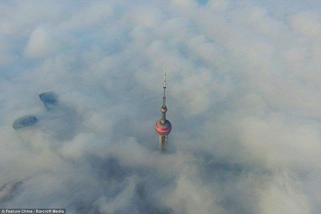 Hình ảnh sương mù “nuốt chửng” những tòa nhà chọc trời trên thế giới - Ảnh 4.