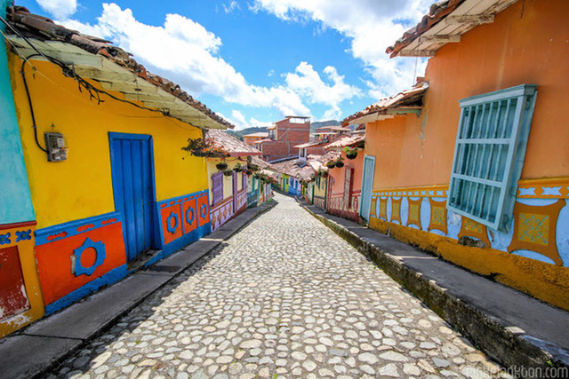 Lạc lối ở thị trấn nhiều màu sắc nhất thế giới - Ảnh 6.