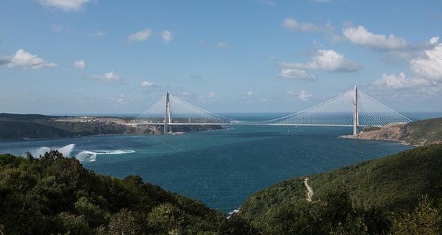 Thông xe cầu treo lớn nhất thế giới qua eo biển Bosphorus - Ảnh 1.