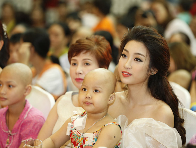 Hoa hậu Đỗ Mỹ Linh dịu dàng vui Tết Trung thu với bệnh nhi - Ảnh 3.