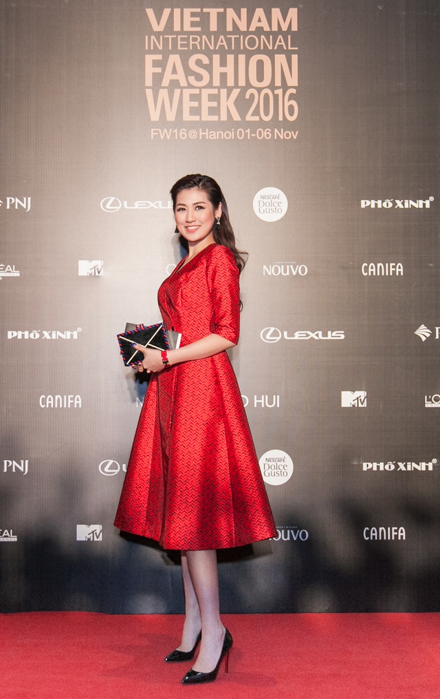 Angela Phương Trinh ma mị, Tóc Tiên sexy hết cỡ trên thảm đỏ Tuần lễ thời trang - Ảnh 11.