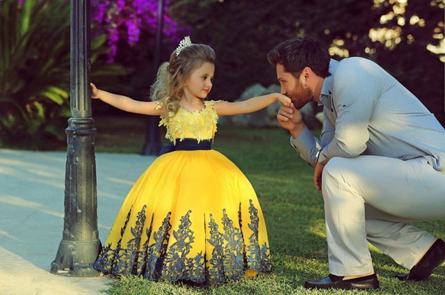 Những khoảnh khắc ngọt ngào của cha và con gái | VTV.VN