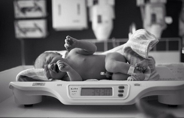 Bộ ảnh ấn tượng ghi lại cảm xúc của cha mẹ khi đứa con chào đời - Ảnh 5.
