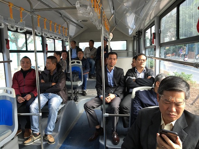 Xe bus nhanh BRT Hà Nội bắt đầu chạy thử trên đường - Ảnh 1.
