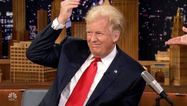 Donald Trump chịu bị vò tóc để chứng minh hàng thật - Ảnh 1.