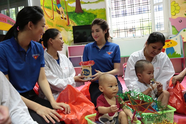 Quỹ Tấm lòng Việt chia sẻ yêu thương mùa Trung thu tới các em nhỏ Bệnh viện Việt Đức - Ảnh 3.