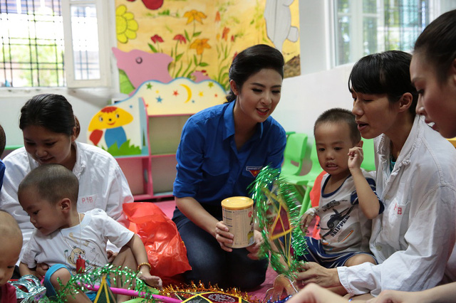 Quỹ Tấm lòng Việt chia sẻ yêu thương mùa Trung thu tới các em nhỏ Bệnh viện Việt Đức - Ảnh 1.