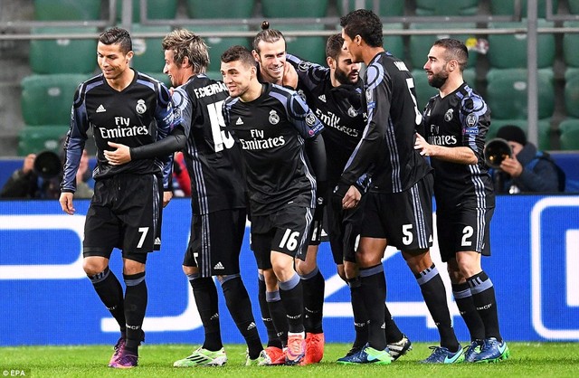 Bale mừng hợp đồng mới bằng bàn thắng lịch sử - Ảnh 1.