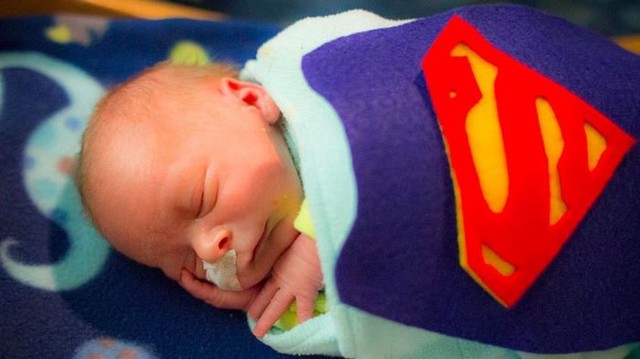 Hàng loạt bé sơ sinh “hóa thành” siêu nhân tại một bệnh viện ở Mỹ - Ảnh 1.