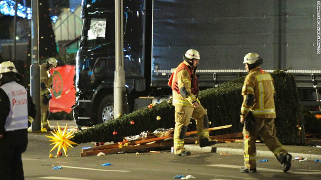 Vụ xe tải lao vào chợ Noel tại Đức có thể do khủng bố - Ảnh 9.