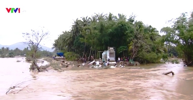 15 tuyến đê sông bị vỡ, uy hiếp nhà dân tại Bình Định - Ảnh 1.