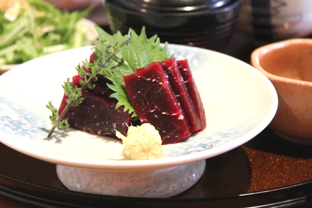 Thịt cá voi - Món ăn gây tranh cãi ở Nhật Bản - Ảnh 1.