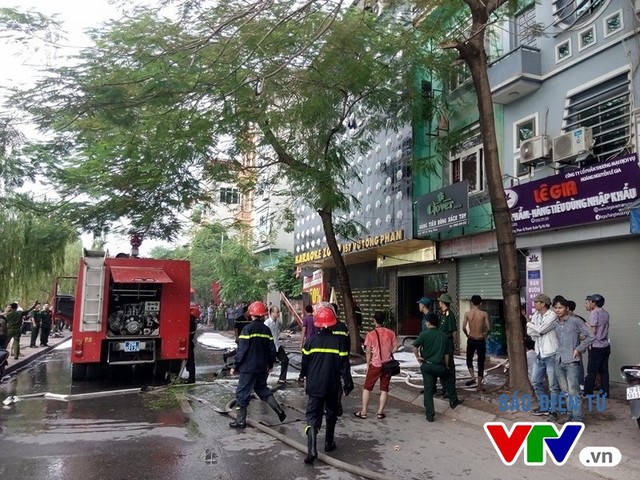 Hà Nội: Khống chế nhanh đám cháy lớn tại quán Karaoke - Ảnh 3.