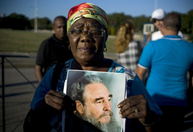 Người dân Cuba xếp hàng dài tiễn đưa lãnh tụ Fidel Castro  - Ảnh 5.
