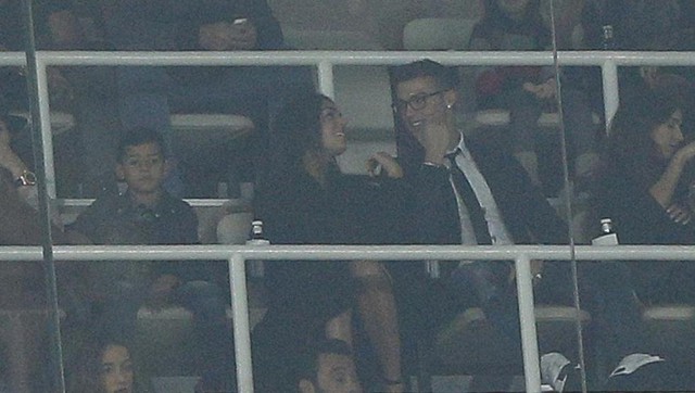 Không được ra sân, Ronaldo rủ bạn gái và con trai tới xem Real đá - Ảnh 3.