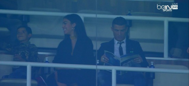 Không được ra sân, Ronaldo rủ bạn gái và con trai tới xem Real đá - Ảnh 4.