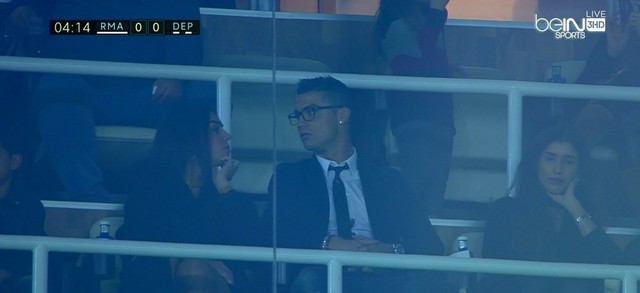 Không được ra sân, Ronaldo rủ bạn gái và con trai tới xem Real đá - Ảnh 2.