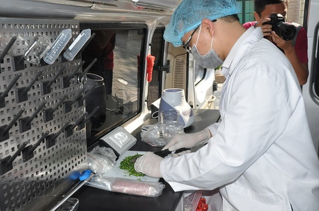 Hà Nội tiếp nhận xe xét nghiệm chuyên dụng về an toàn thực phẩm - Ảnh 2.