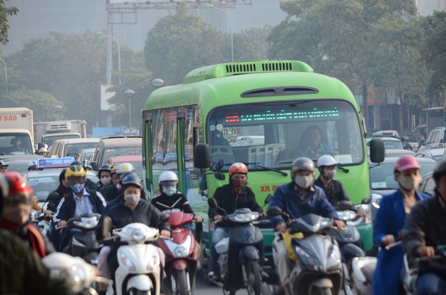 Hà Nội: Điều chỉnh chu kỳ đèn tín hiệu, cấm nhiều loại xe giờ cao điểm dọc hành lang BRT - Ảnh 1.