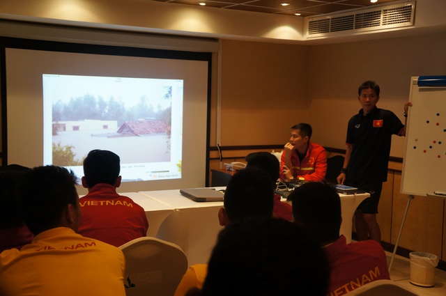 Cầu thủ U19 Việt Nam lặng người khi biết tin miền Trung chịu lũ lụt lịch sử - Ảnh 1.