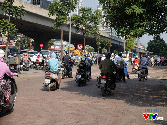 Nạn ùn tắc ở Hà Nội: Cấm chỗ nọ, hạn chế chỗ kia không giải quyết được vấn đề - Ảnh 2.
