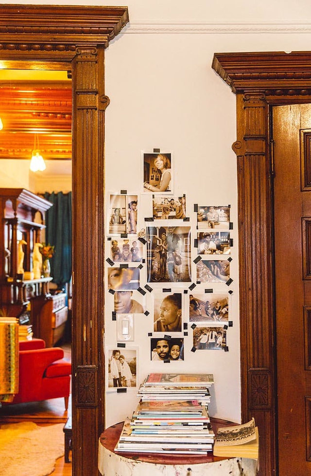 Biến hóa tường nhà sinh động bằng những tấm ảnh kỷ niệm - Ảnh 10.
