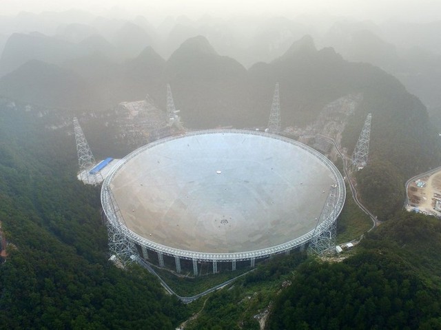 Trung Quốc thử nghiệm kính viễn vọng lớn nhất thế giới - Ảnh 1.