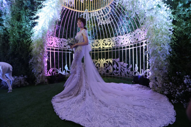 Cận cảnh váy cưới 10000 USD được Trấn Thành đặt thiết kế riêng cho Hari Won