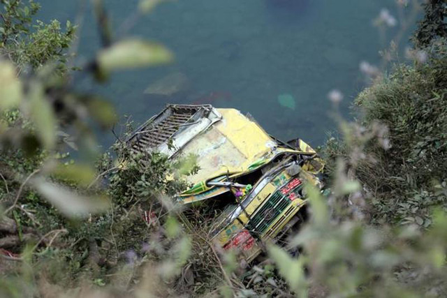 Xe bus lao xuống sông ở Ấn Độ, ít nhất 41 người thương vong - Ảnh 3.