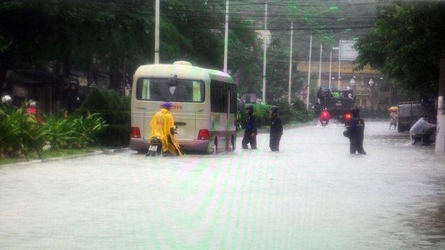 Đường phố Nha Trang lại tê liệt do ngập sâu - Ảnh 2.