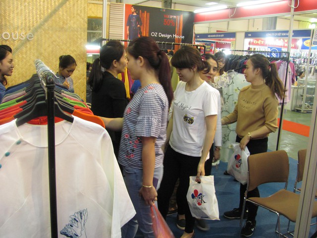 Người dân Hà Nội tấp nập mua sắm tại các hội chợ nhân dịp Giáng sinh - Ảnh 3.