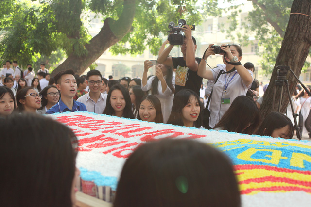 Học sinh trường THPT Việt Đức làm 1.000 chiếc bánh tặng thầy cô - Ảnh 5.