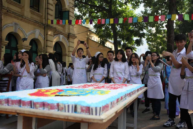 Học sinh trường THPT Việt Đức làm 1.000 chiếc bánh tặng thầy cô - Ảnh 4.