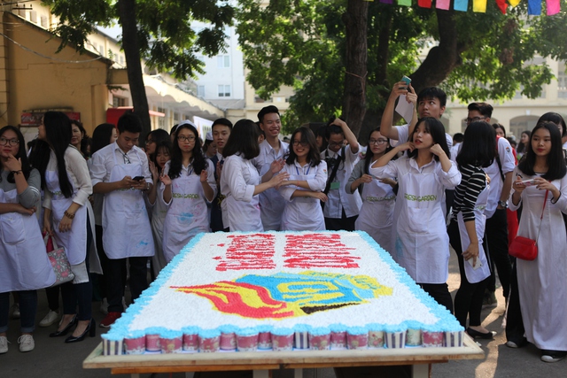 Học sinh trường THPT Việt Đức làm 1.000 chiếc bánh tặng thầy cô - Ảnh 3.