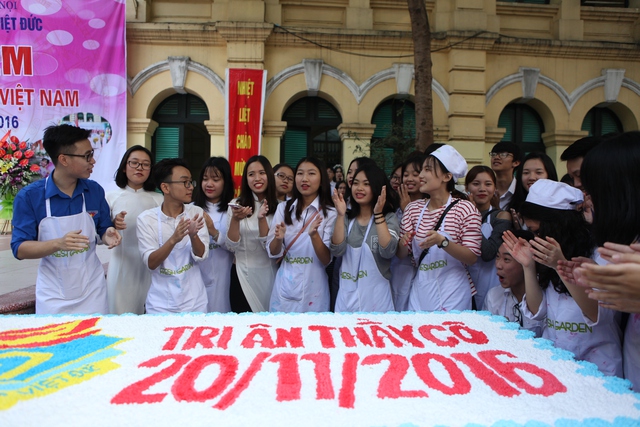Học sinh trường THPT Việt Đức làm 1.000 chiếc bánh tặng thầy cô - Ảnh 1.