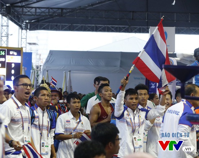 Người dân Đà Nẵng quây kín sàn đấu Muay tại Đại hội thể thao bãi biển châu Á - Ảnh 7.