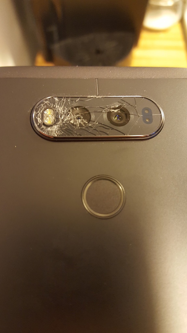 LG V20 gặp sự cố với mặt kính ở cụm camera kép - Ảnh 1.