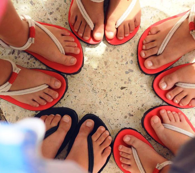 Những đôi sandals vượt mọi địa hình tại Lebanon - Ảnh 1.