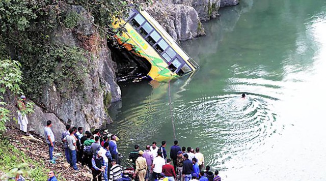 Xe bus lao xuống sông ở Ấn Độ, ít nhất 41 người thương vong - Ảnh 2.
