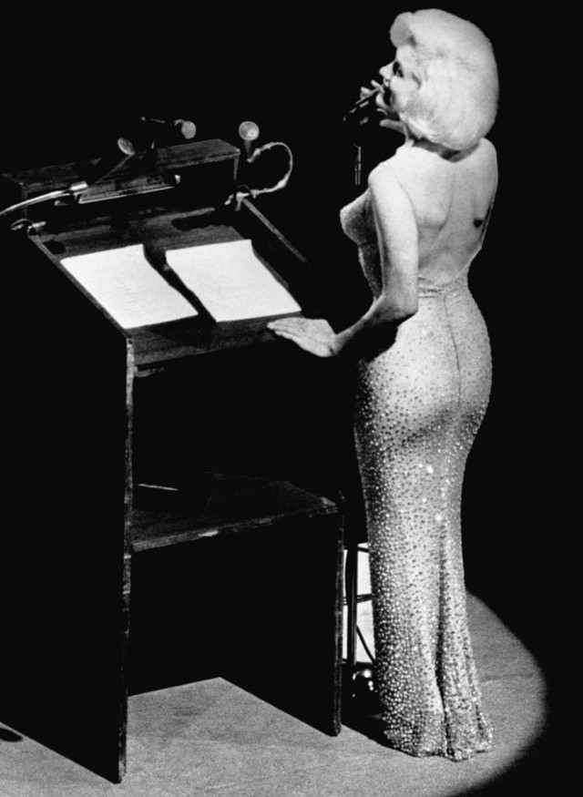 Đấu giá váy Marilyn Monroe diện trong sinh nhật Tổng thống Mỹ - Ảnh 1.