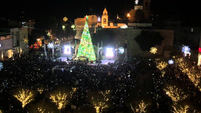 Chiêm ngưỡng cây thông Noel khổng lồ tại Bethlehem - Ảnh 3.