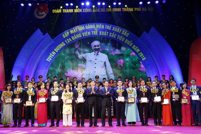 Hà Nội vinh danh 124 đảng viên trẻ xuất sắc 2016 - Ảnh 2.