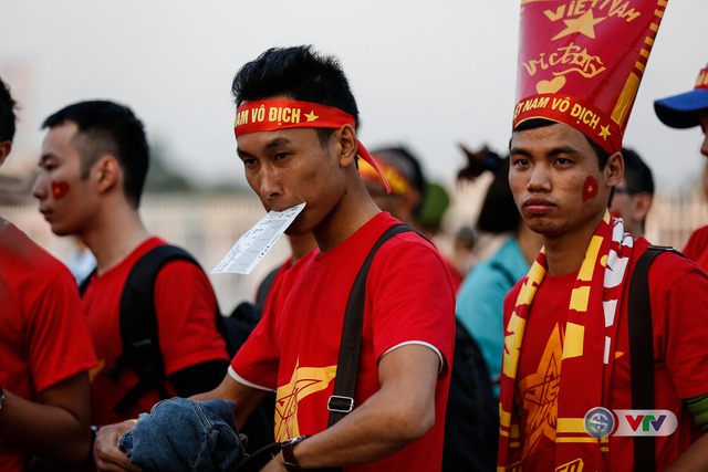 Chùm ảnh: Rộn ràng sắc màu CĐV trước trận bán kết Việt Nam - Indonesia - Ảnh 10.
