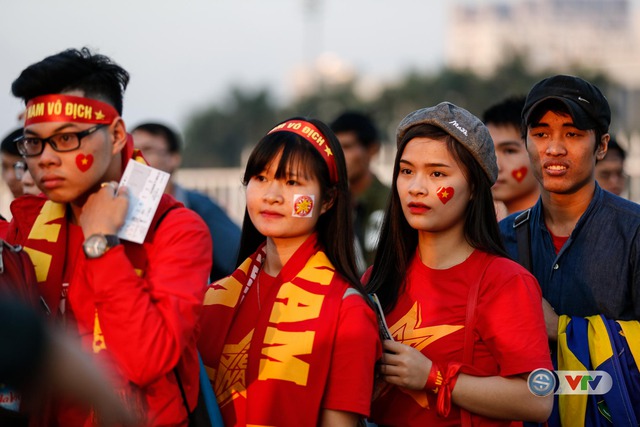 Chùm ảnh: Rộn ràng sắc màu CĐV trước trận bán kết Việt Nam - Indonesia - Ảnh 9.