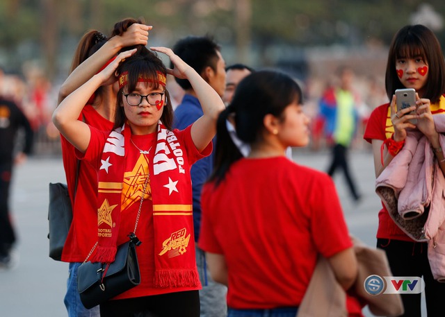 Chùm ảnh: Rộn ràng sắc màu CĐV trước trận bán kết Việt Nam - Indonesia - Ảnh 7.