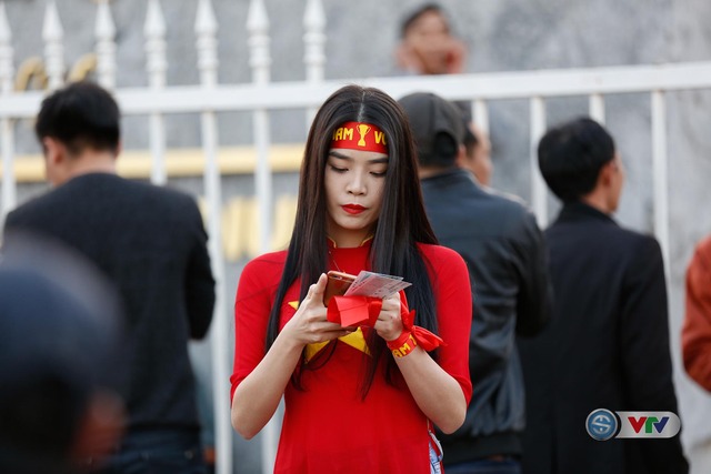 Chùm ảnh: Rộn ràng sắc màu CĐV trước trận bán kết Việt Nam - Indonesia - Ảnh 4.