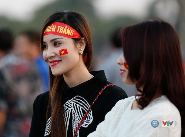 Chùm ảnh: Rộn ràng sắc màu CĐV trước trận bán kết Việt Nam - Indonesia - Ảnh 3.