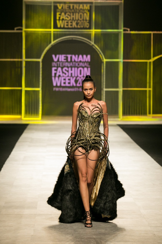 Quán quân VNTM 2016 Ngọc Châu đắt show trên sàn diễn thời trang tầm cỡ quốc tế - Ảnh 1.