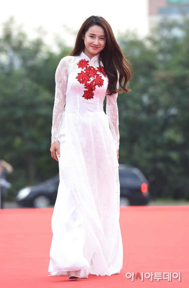 Sau VTV Awards 2016, Nhã Phương lại sang Hàn Quốc ẵm giải - Ảnh 1.